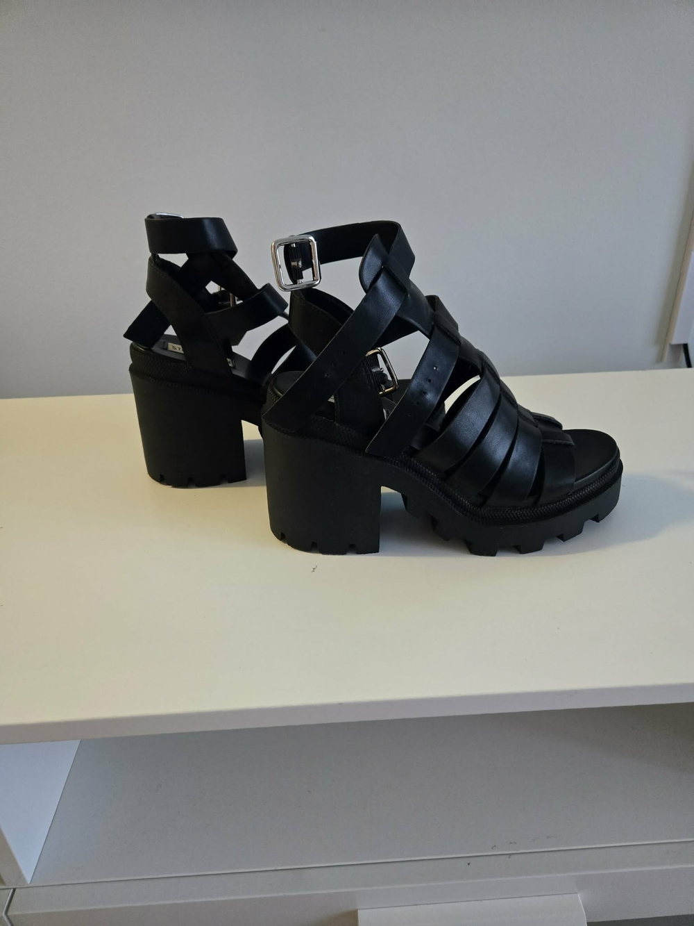 Steve Madden Size 8 Black Strappy Block Heel Sandals - Women